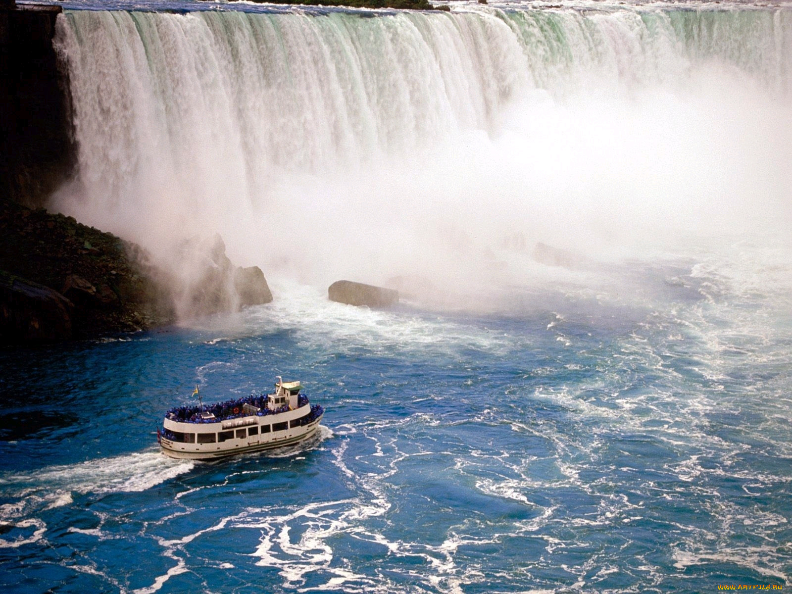 Катер водопад. Ниагарский водопад на корабле. Онтарио Канада Ниагарский водопад. Корабль Ниагара Фоллс.